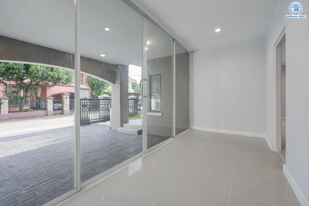 บ้านมือสองตกแต่งใหม่ ม.ภัสสร7 รัตนาธิเบศร์ พื้นที่กว้างกว่า 58.9 ตร.ว. รองรับทุกความสุข ฟังก์ชัน 3 ห้องนอน 3 ห้องน้ำ 2 ห้องอเนกประสงค์ จอดรถได้ 2 คัน บนทำเลเดินทางสะดวก ติดถนนใหญ่ ใกล้รถไฟฟ้า "สถานีบางพลู" เพียง 400 ม.